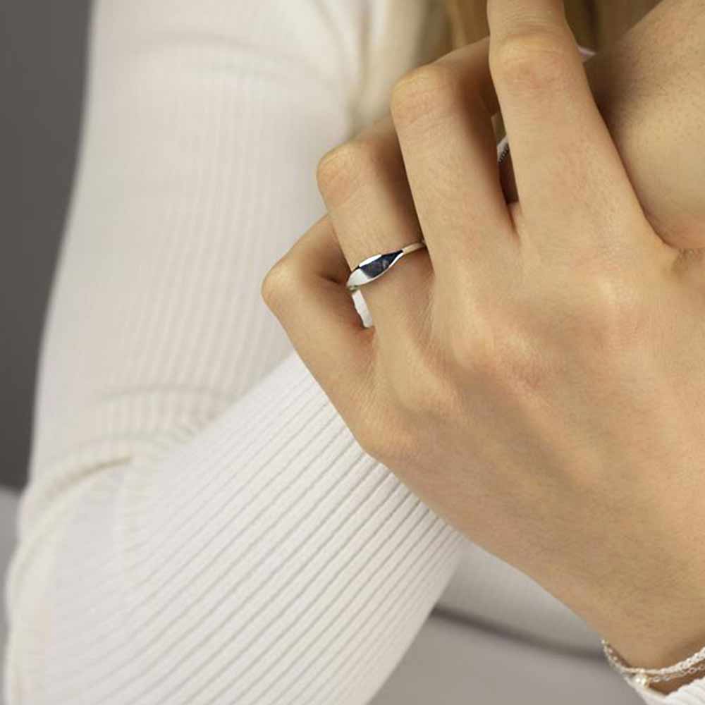 Slim Signet Ring in Gold